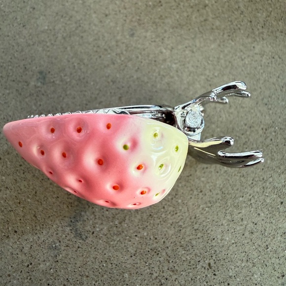 YVMIN Strawberry 3D Claw Clip - Boutique Hair Accessory - Picture 3 of 3